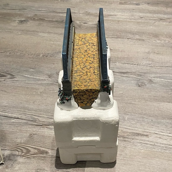 1998 Department 56 Village Stone Trestle Bridge - Picture 4 of 5